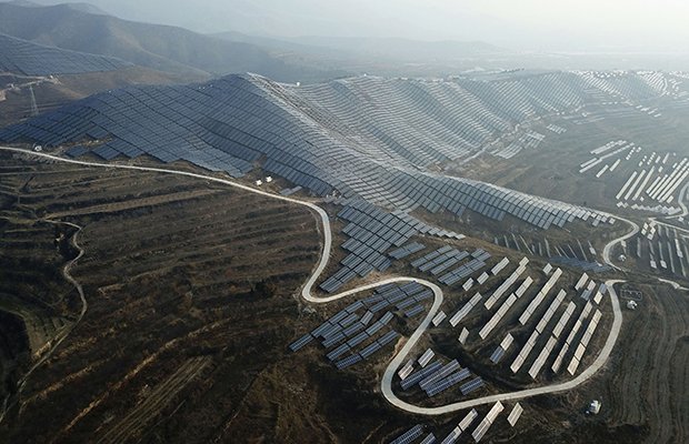 Solpaneler har installerats i Shanxi-regionen i Kina. Kina satte nyligen 2060 som mål för att uppnå koldioxidneutralitet. Hur Kina hanterar sina utsläpp kommer att få stora konsekvenser för kampen mot klimatförändringarna. Foto: Sam McNeil/AP/TT.
