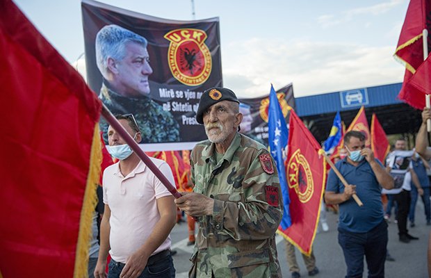 Hundratals medlemmar av ”Kosovos befrielsearmé” UÇK välkomnar premiärminister Hashim Thaci hem till Kosovo den 17 juli 2020. Enligt den kosovoalbanska nationella självförståelsen var serberna ensamt ansvariga för krigsbrott. Foto: Visar Kryeziu/AP/TT.