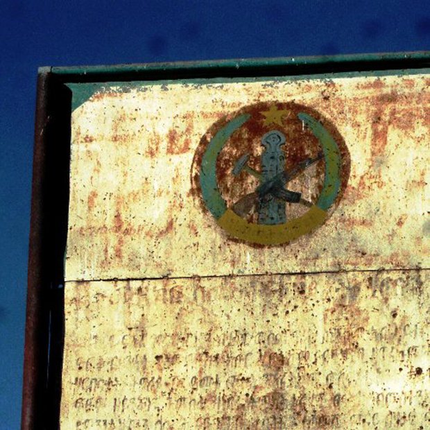 TPLF:s symbol syns på en husfasad i staden Aksum i Tigray-provinsen. Foto: Turkairo//Flickr