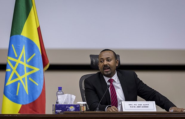 Etiopiens premiärminister Abiy Ahmed svarar på frågor från ledamöter i parlamentet den 30 november. Foto: Mulugeta Ayene/AP/TT.