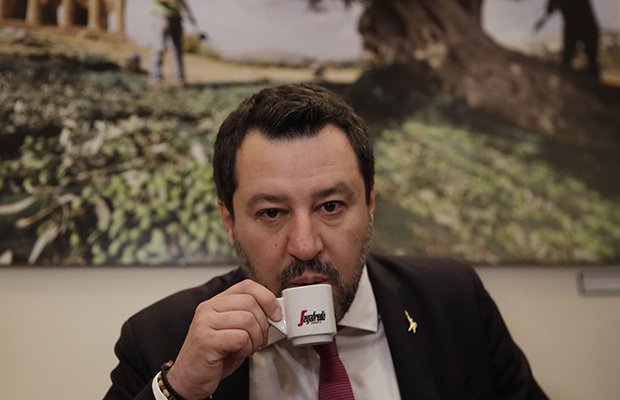 Legas ledare Matteo Salvini backade från sitt krav att Italien ska lämna euron och kanske även EU när det hettade till. Foto: Alessandra Tarantino/AP/TT.