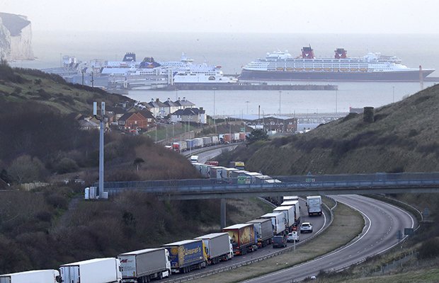 Lastbilar köar för att nå hamnen i brittiska Dover den 15 december. Brexit har enligt vissa haft en avskräckande effekt på högerextrema partiers vilja att lämna EU. Foto: Gareth Fuller/PA via AP/TT.