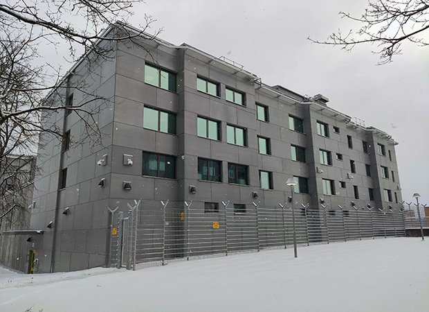”Staten markerar att vi är här”, sade stats­minister Stefan Löfven i samband med invigningen av det nya polishuset i Rinkeby i september 2020. Foto: Noa Söderberg.