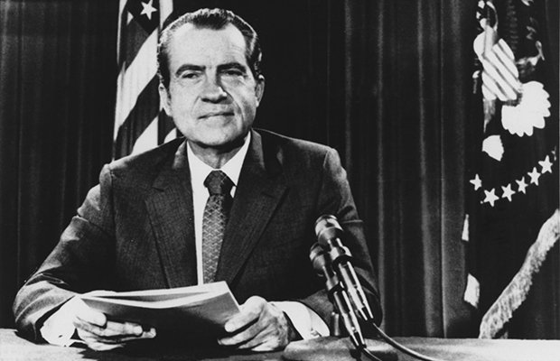 Det ”moderna” i modern penningteori uppstod den 13 augusti 1971, när USA:s president Richard Nixon valde att överge det så kallade Bretton Woods-systemet som hade rått sedan andra världskrigets slut och som knöt de flesta av västvärldens valutor till dollarn. Det innebar att dollarns koppling till guld upphävdes och att så kallade ”fiatpengar” uppstod. Foto: HWG/AP/TT.