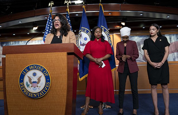 Kongressledamöterna Rachida Tlaib (till vänster) och Alexandria Ocasio-Cortez (till höger) är två representanter för USA:s vänster som har visat intresse för MMT. Foto: Scott Applewhite/AP/TT.