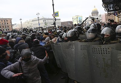 Polis blockerar vägen för demonstranter som protesterar mot gripandet av Navalnyj i Sankt Petersburg den 31 januari 2021. Foto: Valentin Egorshin/AP/TT.