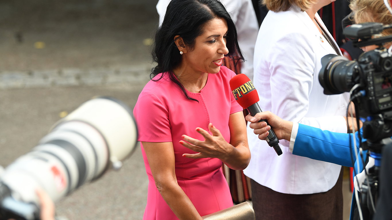 Så fick Amineh Kakabaveh regeringsbeslutet i sin hand