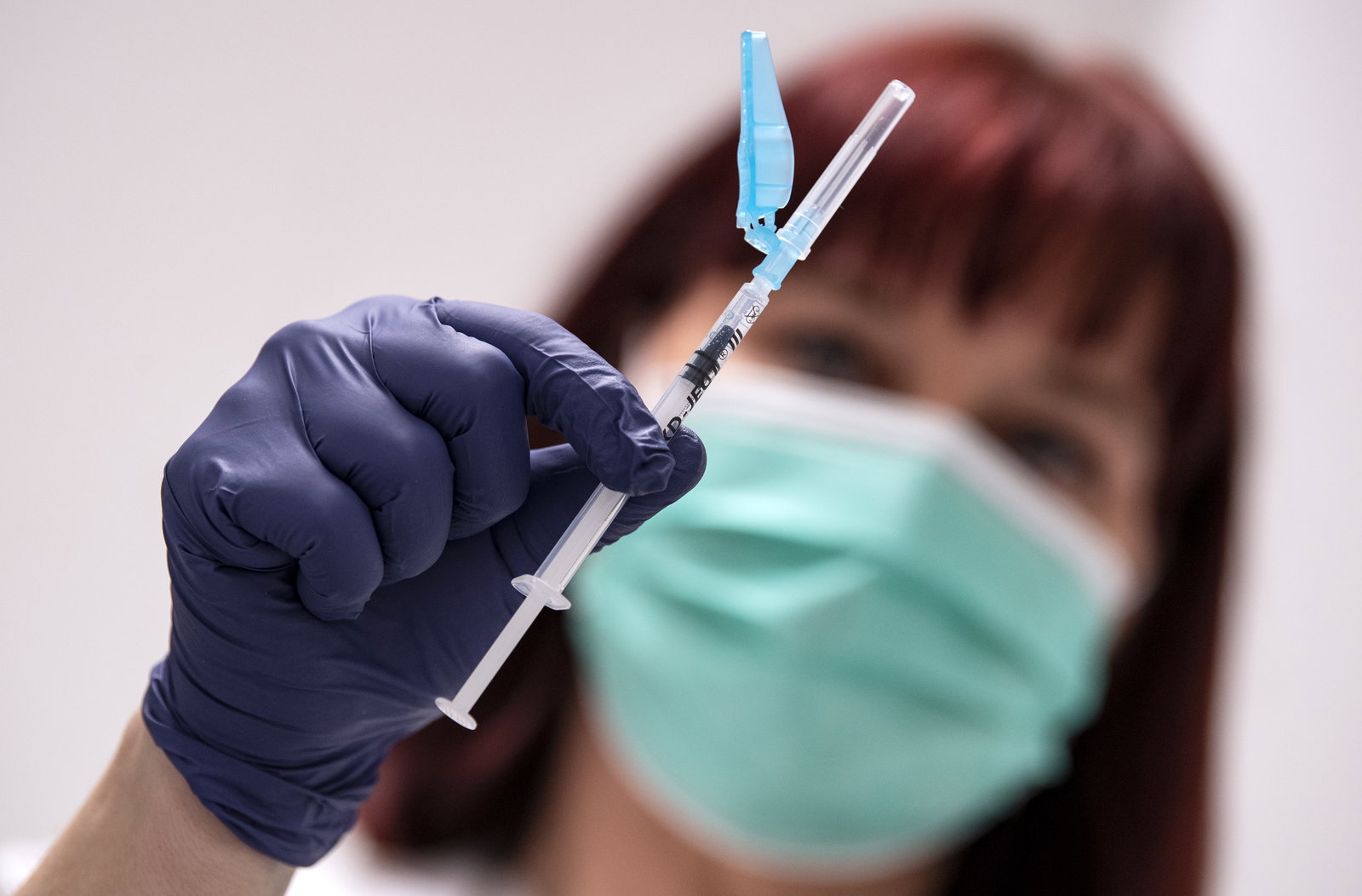 Vårdpersonal kan tvingas använda osäkra kanyler vid vaccinering – med risk för blodsmitta