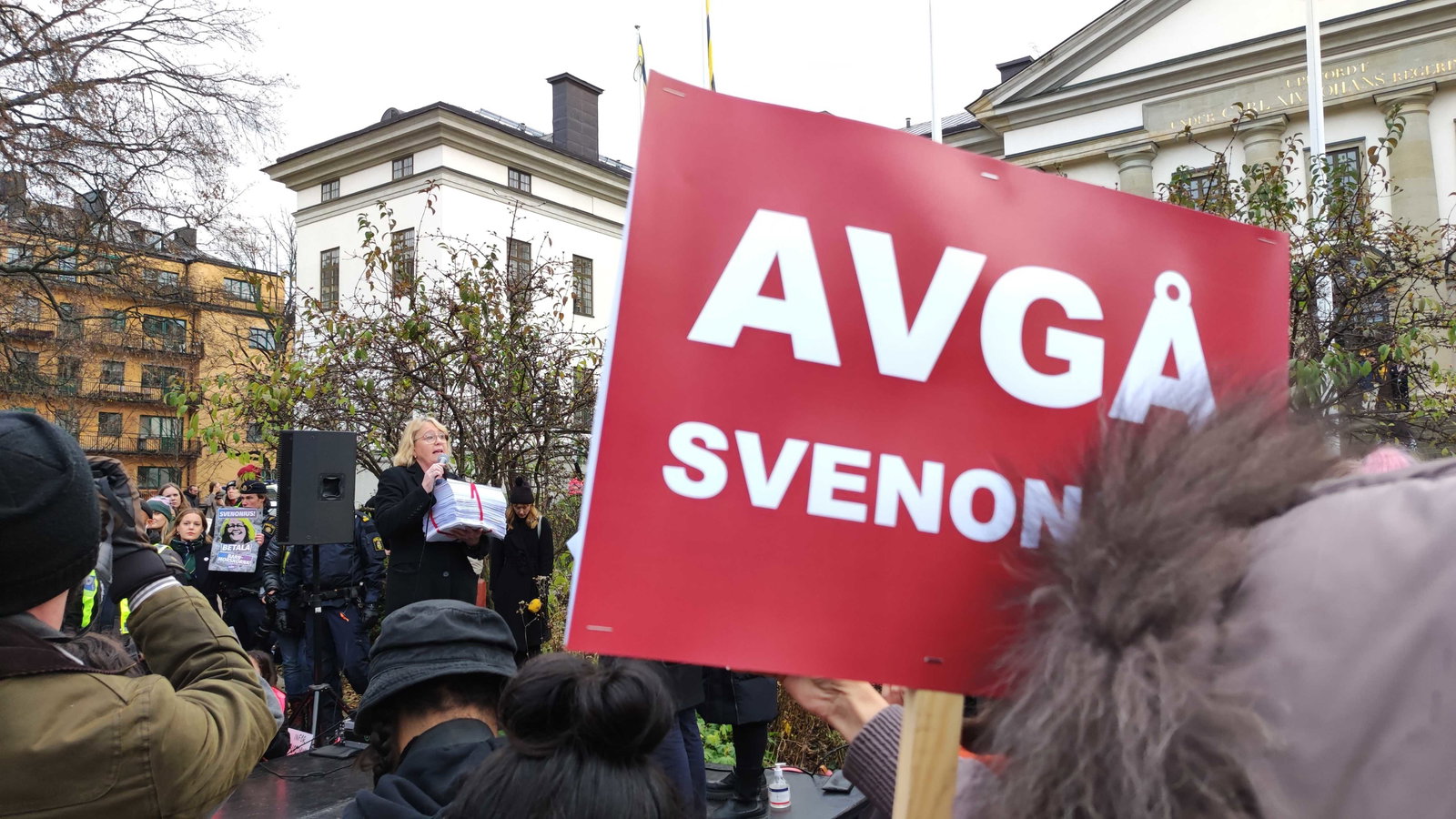 Iréne Svenonius mötte buande demonstranter