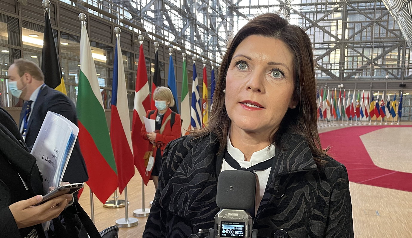 Regeringen svänger om minimilöner efter kompromiss