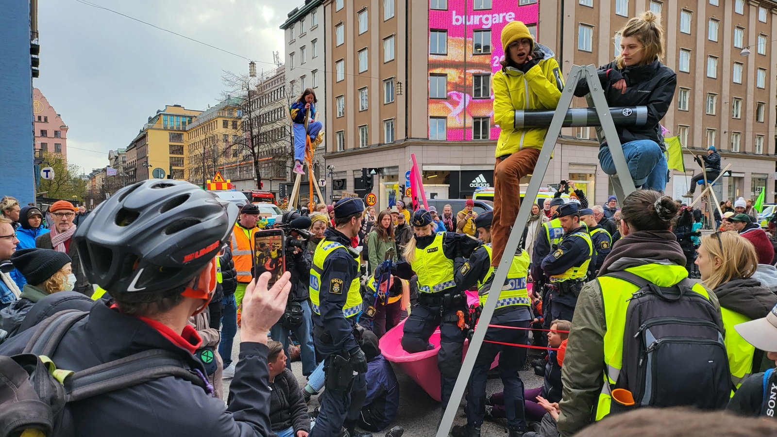 Klimataktivister blockerar centrala Stockholm