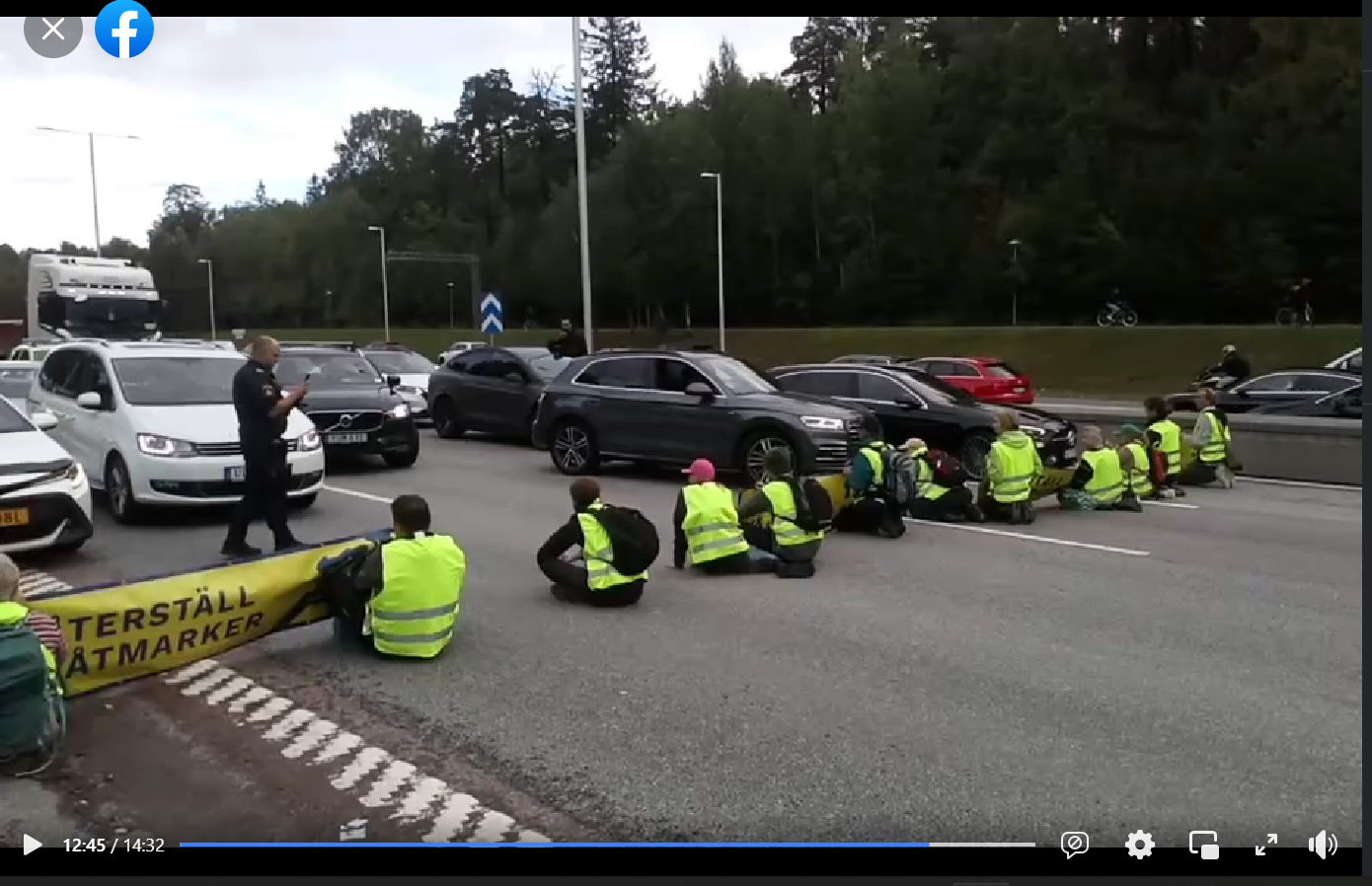 Ambulans fastnade i klimataktion: ”Politikernas ansvar”