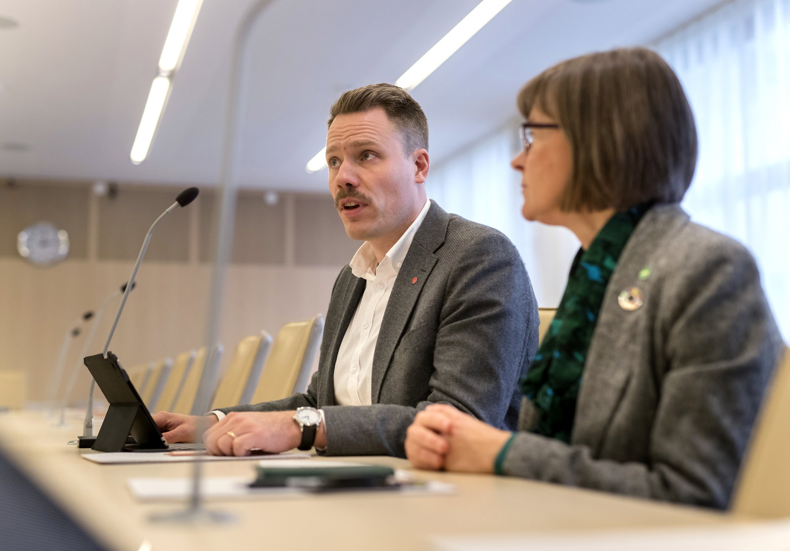 “Klasshatande” V-toppen: Bra samtal med C