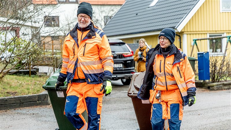Johan Pehrson (L) praoar som sopåkare med Ann-Sofie Hermansson (S) i ett villaområde på Hisingen i Göteborg. Foto: Adam Ihse/TT.