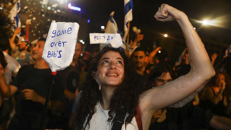 Israeler firar att Netanyahu, även kallad Bibi, fått avgå som premiärminister i landet. Foto:     Oded Balilty/AP.