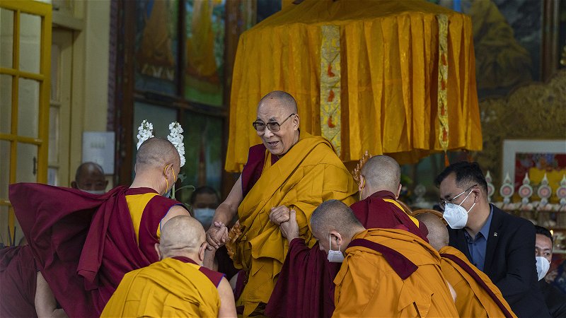 Tibets andlige ledare Dalai Lama deltar i en ceremoni den 18 mars 2022. Foto: Ashwini Bhatia/AP.