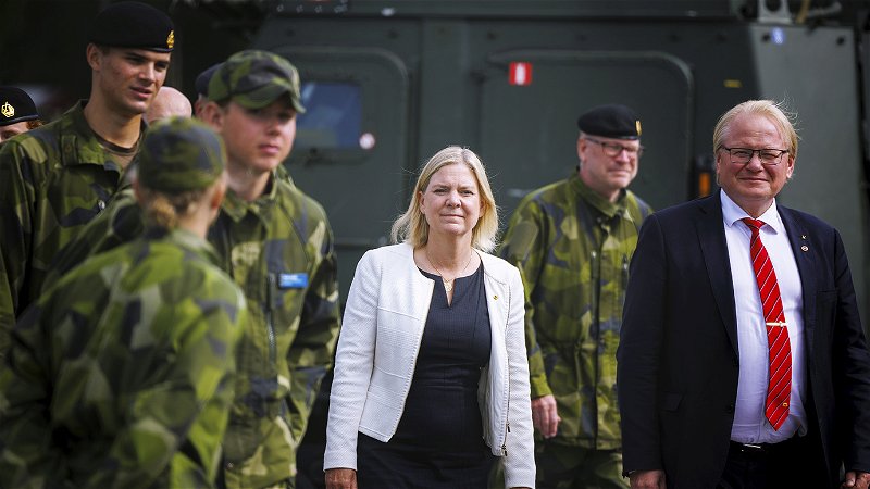 Statsminister Magdalena Andersson (S) och försvarsminister Peter Hultqvist besöker Norrbottens regemente i Boden. Foto: Mats Engfors/TT.