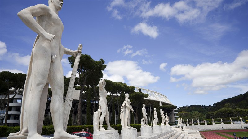 Statyer av män som håller sammanbundna knippen av träspön lindade runt en yxa, så kallade fasces, vid Dei Marmi-stadion i Rom. Foto: Andrew Medichini/AP.