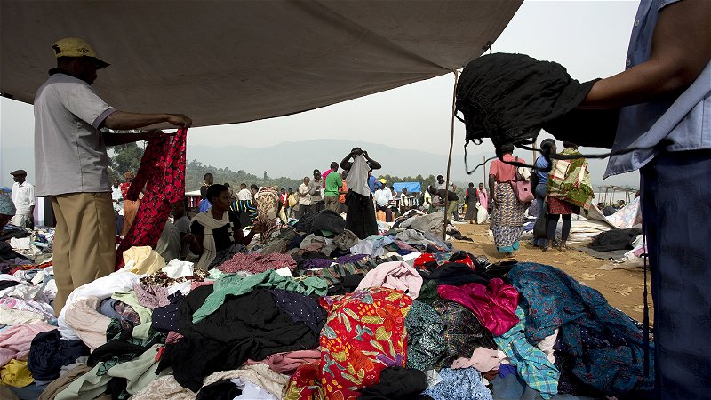 Mycket av de begagnade kläder som svenskar lämnar in hamnar i Afrika. Foto: Helena Landstedt/TT.