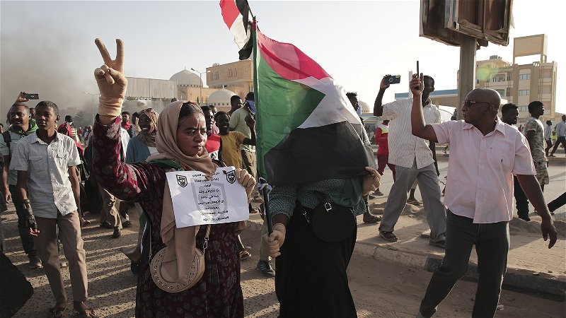 Protest mot militärmakten i Sudans huvudstad Khartoum den 6 april 2023. Foto: Marwan Ali/AP.
