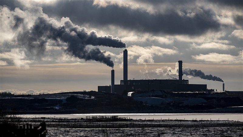 Rök från skorstenarna på SYSAV:s avfallskraftvärmeverk i Malmö, december 2022.