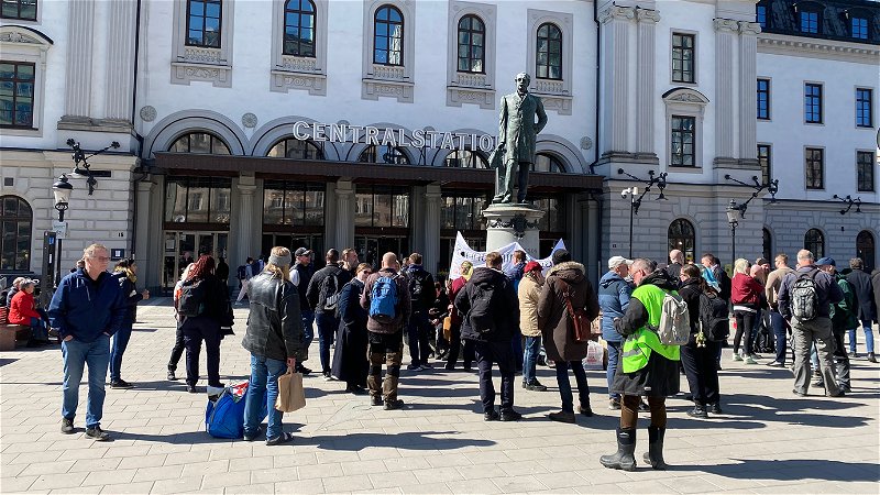 De strejkande lokförarna samlades utanför centralstationen i Stockholm på måndagen. Foto: Tor Gasslander.