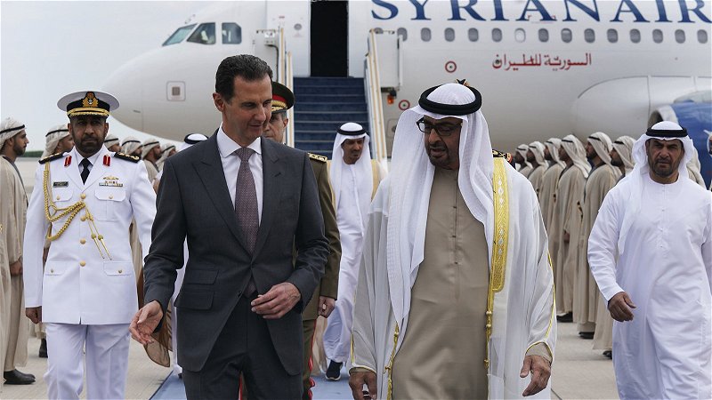 Den syriska presidenten Bashir al-Assad hälsas med värme till Arabförbundets toppmöte. Foto: Syriska myndigheterna/AP.