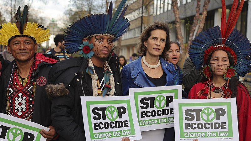 En klimatprotest som inkluderar Belgiens prinsessa Esmeralda utanför ett EU-möte i Bryssel. Foto: Olivier Matthys/AP.