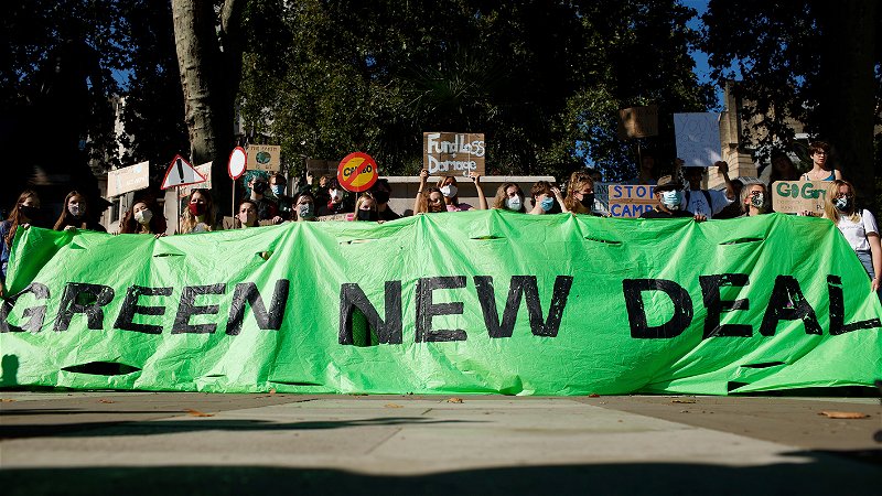 Klimatdemonstranter strider för grön omställning. Foto: David Cliff/AP.