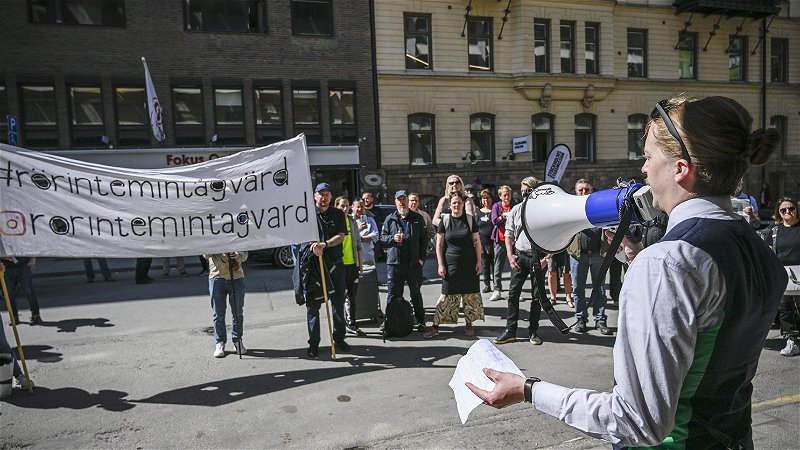 Seko-medlemmar manifesterar utanför förbundskontoret. Göran Lind håller tal. Foto: Henrik Montgomery/TT