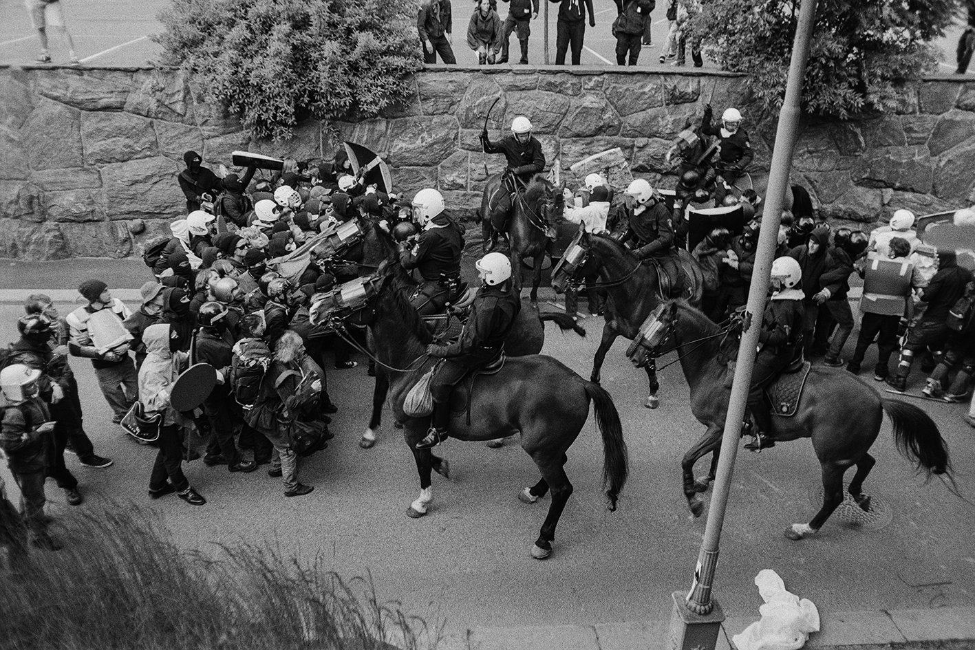 I Göteborg trampades 90-talsvänstern ned under hästhovarna