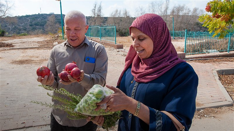 Ahmad och Aisha Adarbeh pallar 
frukt och grönt från förfädernas land. Foto: Lena M Fredriksson. 