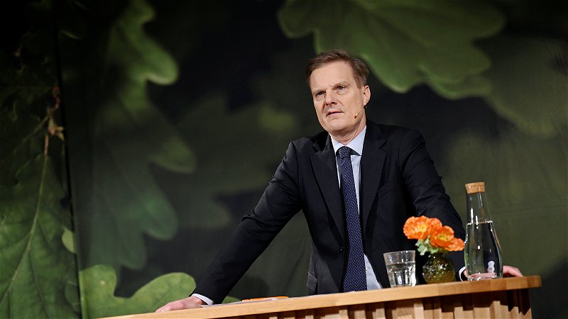 Swedbanks vd och koncernchef Jens Henriksson presenterar en kvartalsvinst på 9,7 miljarder. Foto: Pontus Lundahl/TT.