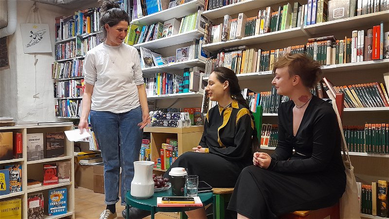 Masha Sandomirskaja i samtal med Elena Kostjutjenko och Daria Serenko, båda två aktivister, journalister och författare, numera i exil. Foto: Katerina Zolotova.