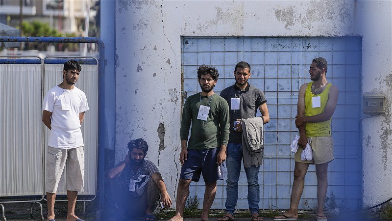 Migranter som överlevde förlisningen av ett fartyg på Medelhavet tas om hand i den grekiska hamnen i Kalamata. Foto: Thanassis Stavrakis/AP.