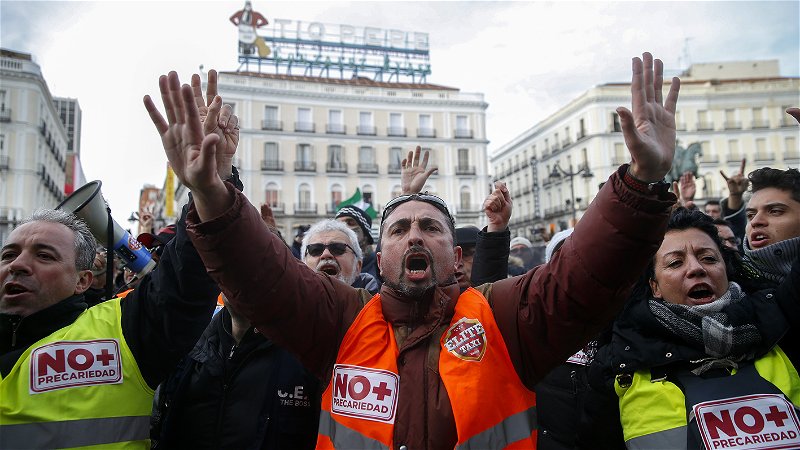 Taxichaufförer i Spanien protesterar mot gigbolaget Uber. Foto: Andrea Comas/AP.