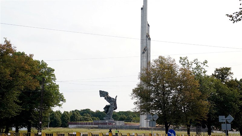 Monumentet till minne av Sovjetunionens seger över Nazityskland i Lettlands huvudstad Riga har spärrats av inför rivningen den 25 augusti 2022. Foto: Roman Koksarov/AP.