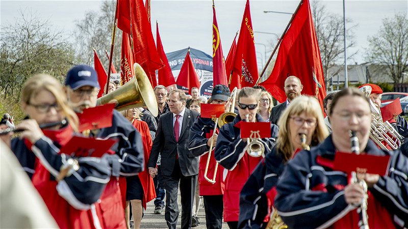 Stefan Löfven tågar i Socialdemokraternas demonstrationståg i Älvängen på första maj. Foto: Adam Ihse/TT.