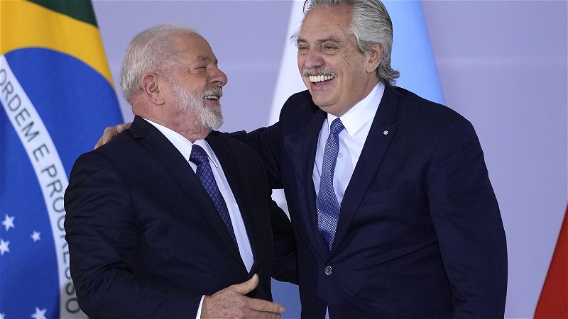 Brasiliens president Luiz Inacio Lula da Silva och Argentinas Alberto Fernandez kan återuppliva ett progressivt Mercosur. Foto: Andre Penner/AP.