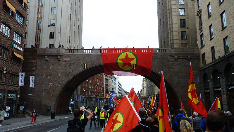 Under söndagen fylldes Stockholms innerstad med PKK-flaggor. Foto: Tuija Roberntz.