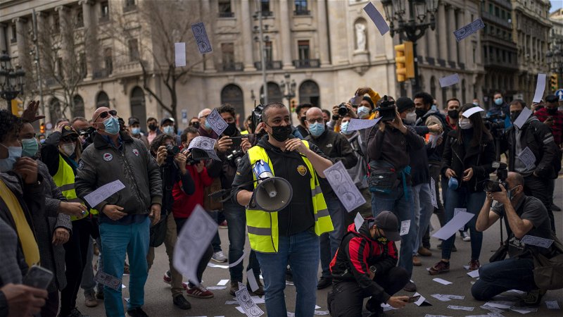 Taxichaufförer i Spanien protesterar mot gigbolaget Uber. Foto: AP Photo/Emilio Morenatti