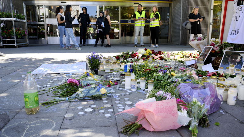 Minnesplats. Farsta centrum efter skjutningarna där två personer dog och två skadades. Foto: Jessica Gow/TT.