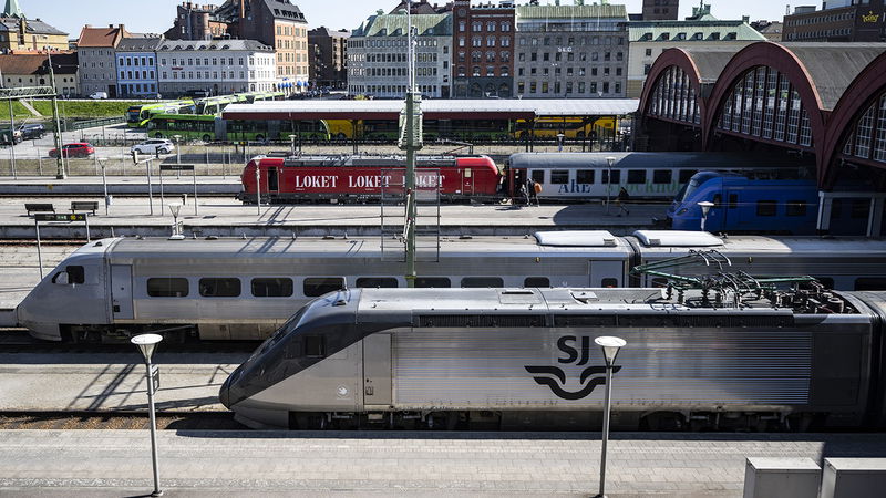 Botemedlet mot privatbilismen är inte cyklar, utan täthet och utbyggd kollektivtrafik. Foto: Johan Nilsson/TT.