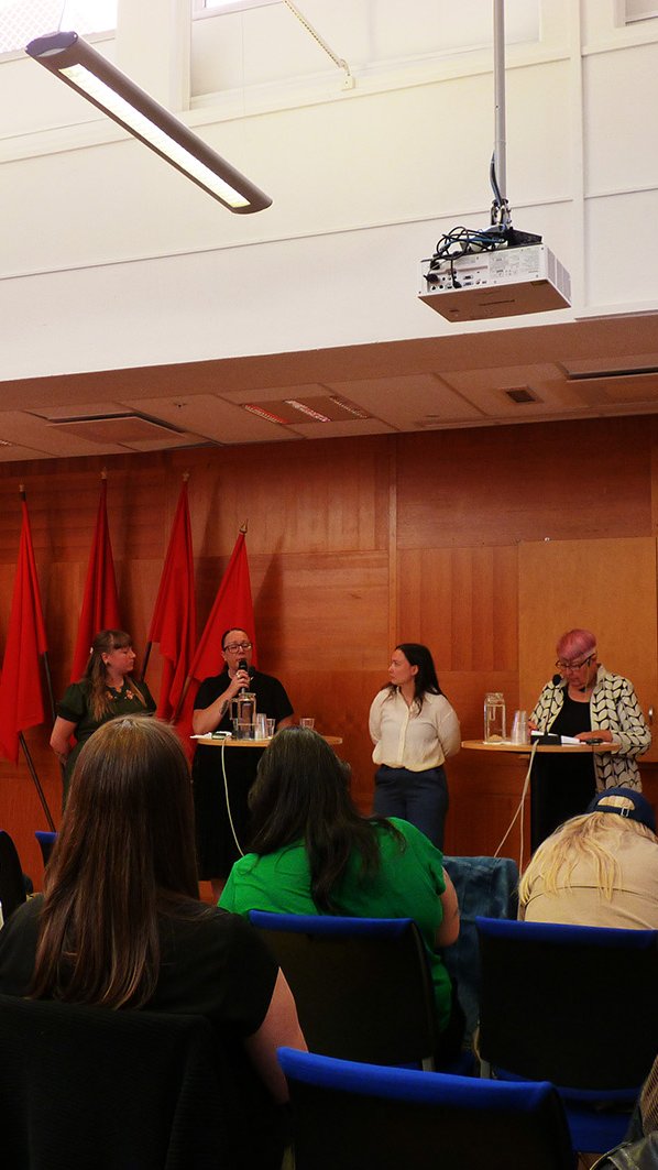 Lisa Ledin (NÄTA, kvinnligt nätverk inom Byggnads), Silvana Vretoska (Kommunal), Karin Stöckel (Gruvarbetarkvinnor) i ett samtal om kvinnors organisering under ledning av Eva Nikell. Foto: Tuija Roberntz.