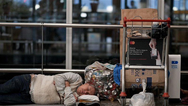 En växande skara hemlösa lever på flygplatsen med sina knapra tillhörigheter. Foto: Natacha Pisarenko/AP.