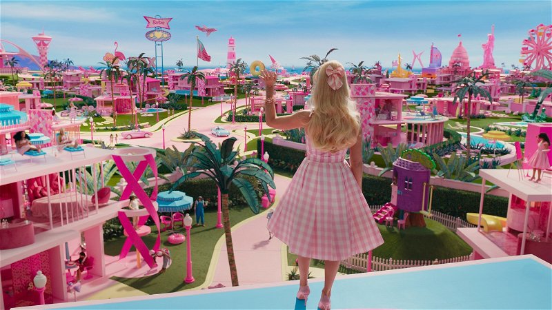 I Barbieland är det tjejkväll varje kväll. Foto: Warner Bros.