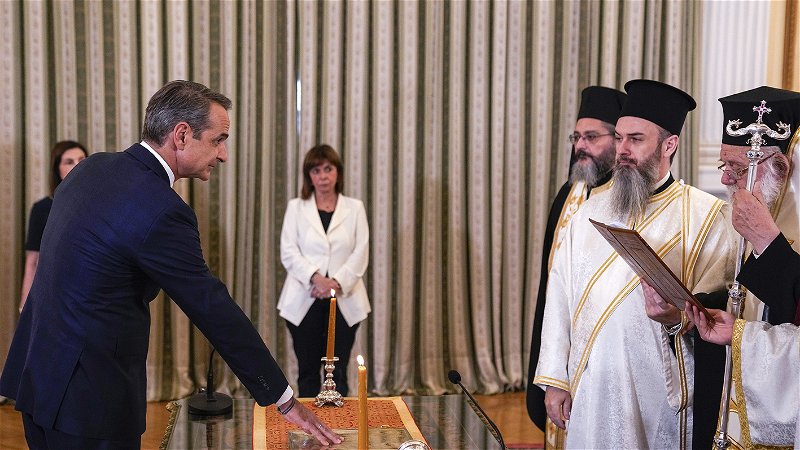 Kyriakos Mitsotakis svärs in som premiärminister för ännu en mandatperiod. Foto: Thanassis Stavrakis/AP.