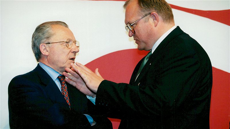 EU-kommissionens tidigare ordförande Jacques Delors och Sveriges statsminister Göran Persson är ytterst politiskt ansvariga för de hårda budgetregler som har gällt på EU-nivå och i Sverige sedan 1990-talet. Foto: Mark Earthy/TT.