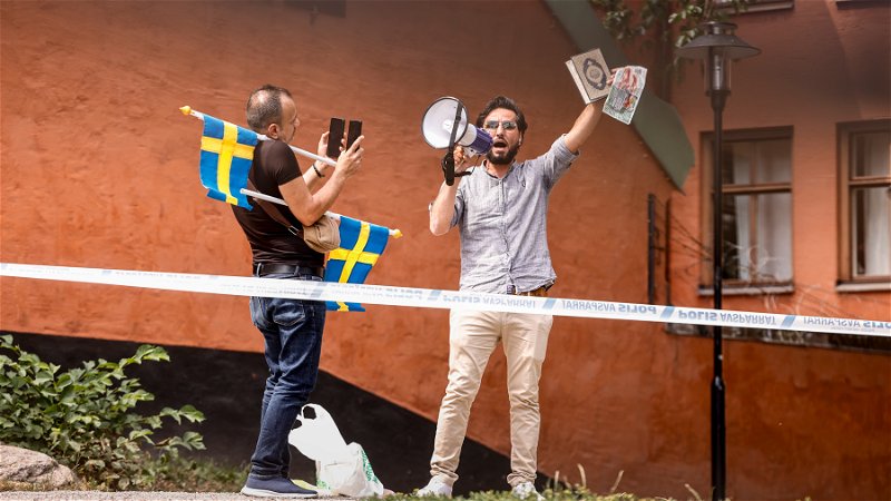 Eldfängd. ”Vi kommer att bränna Koranen. Vi kommer att säga: vakna Sverige”, säger Salwan Momika under dagens demonstration. Foto: Stefan Jerrevång/TT.