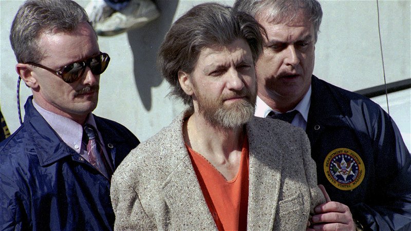 Unabombaren Ted Kaczynski förs in i rätten den 4 april, 1996. Foto: John Youngbear/AP.